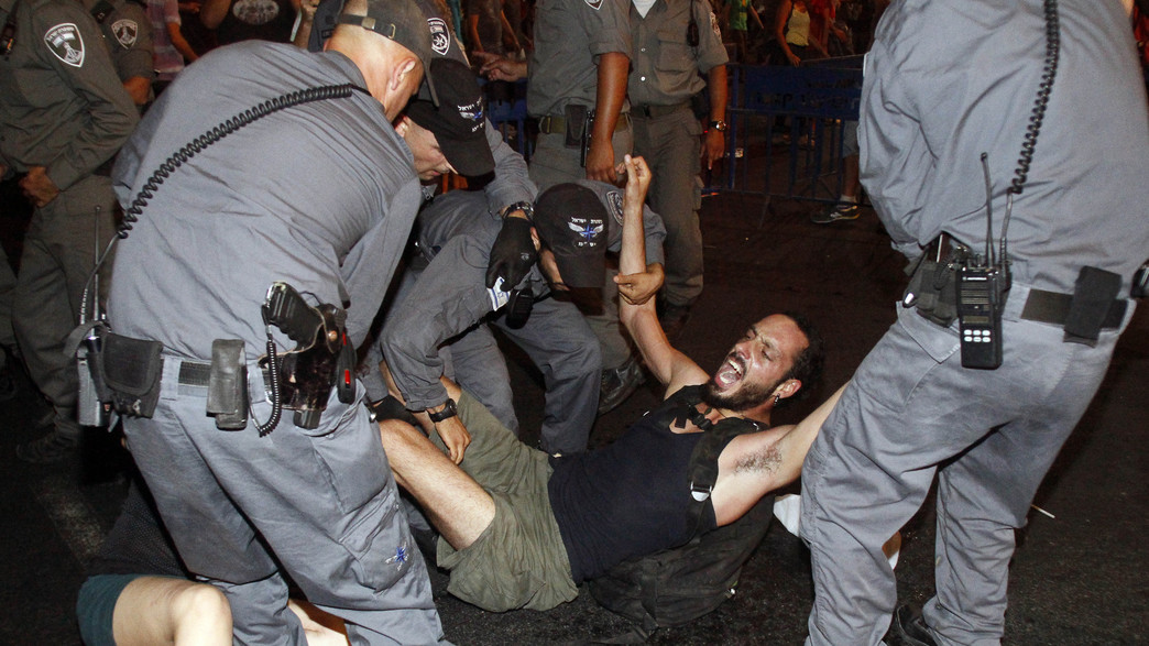 אלימות שוטרים במהלך ההפגנות מול מעון רה"מ אלימות שוטרים במהלך ההפגנות מול מעון רה"מ