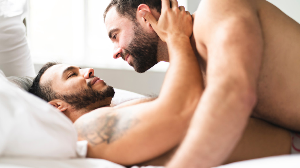 הומואים שוכבים (צילום: Lopolo, Shutterstock)