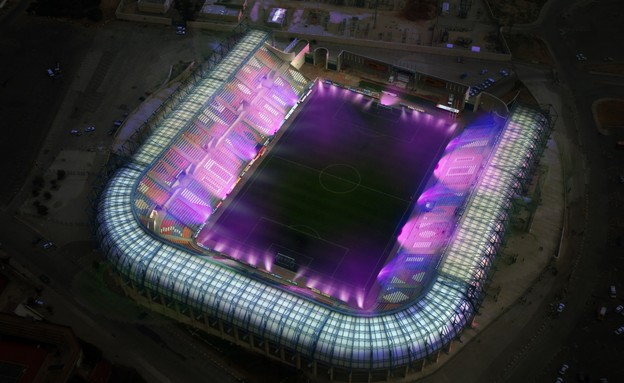 איצטדיון טדי מואר בסגול (צילום: משה מילנר, לעמ)
