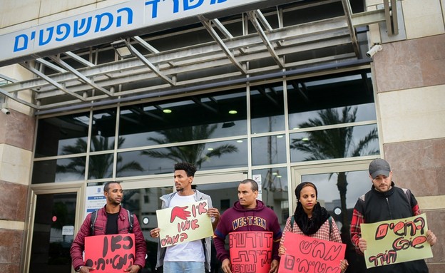 מחאת יוצאי אתיופיה מחוץ למשרדי מח