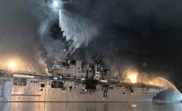 השריפה (צילום: U.S. Navy, twitter)