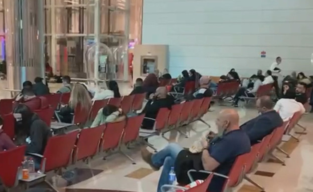 ישראלים מעוכבים בשדה התעופה בדובאי (צילום: מתוך "חדשות הבוקר" , קשת12)