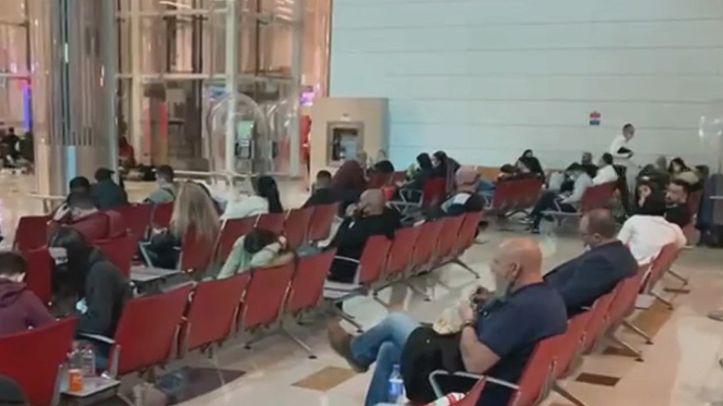 ישראלים מעוכבים בשדה התעופה בדובאי (צילום: מתוך "חדשות הבוקר" , קשת12)