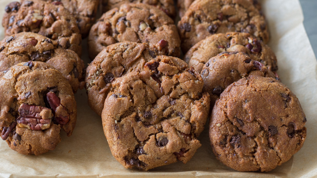 עוגיות שוקולד צ׳יפס חמאה חומה ופקאנים