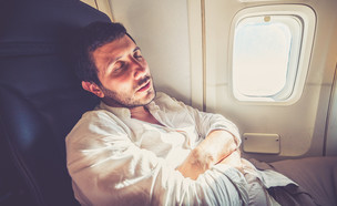 גבר ישן בטיסה (צילום: shutterstock)