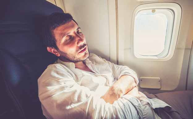 גבר ישן בטיסה (צילום: shutterstock)