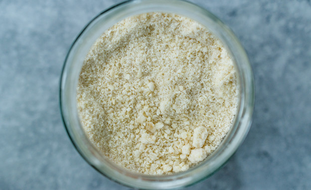Almond flour (Photo: Alp Aksoy, shutterstock)