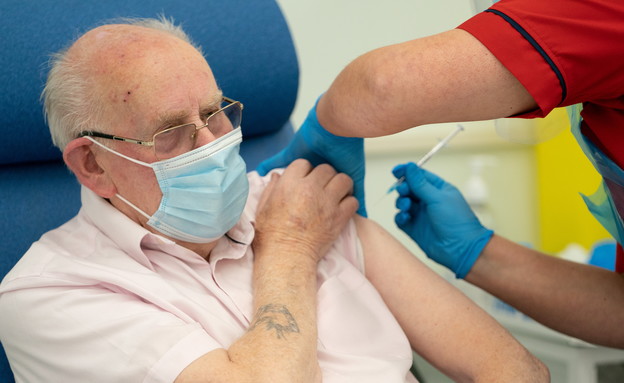 ג'ורג' דיר בן ה-90 מקבל את החיסון של פייזר בביה"ח של אונ' קרוידון (צילום: רויטרס)