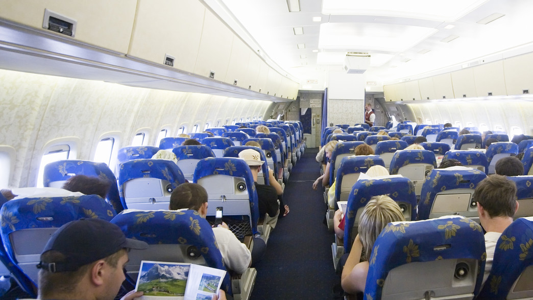 נוסע במטוס נוסעים (צילום: אימג'בנק / Thinkstock)