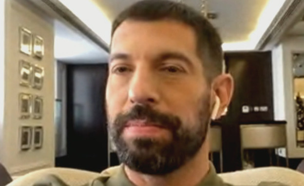 חיים אתגר על האיש בעל 100 הפנים