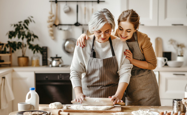 סבתא ונכדה (צילום: shutterstock By Evgeny Atamanenko)