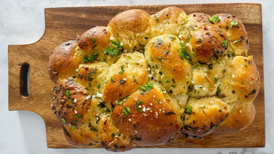 חלת שום נתלשת (צילום: רון יוחננוב, mako אוכל)
