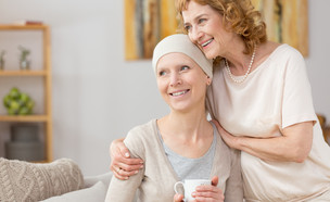 תמיכה בחולת סרטן  (צילום: Photographee.eu, shutterstock)