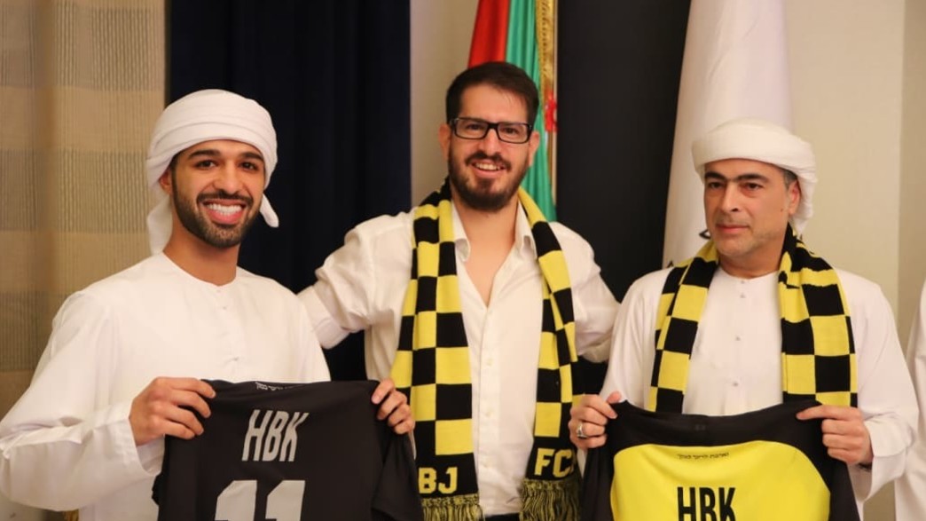 משה חוגג עם חאמד בן ח'ליפה אל-נאהיאן ובנו מוחמד בן חאמד בן ח'ליפה