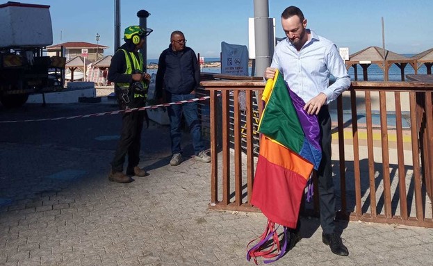 דגל הגאווה בחוף הילטון בתל אביב (צילום: שרי בורשטיין)