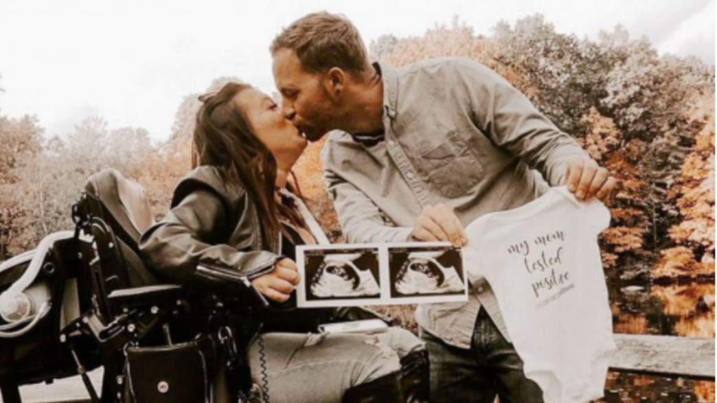 אשה על כסא גלגלים בהריון אשה על כסא גלגלים בהריון