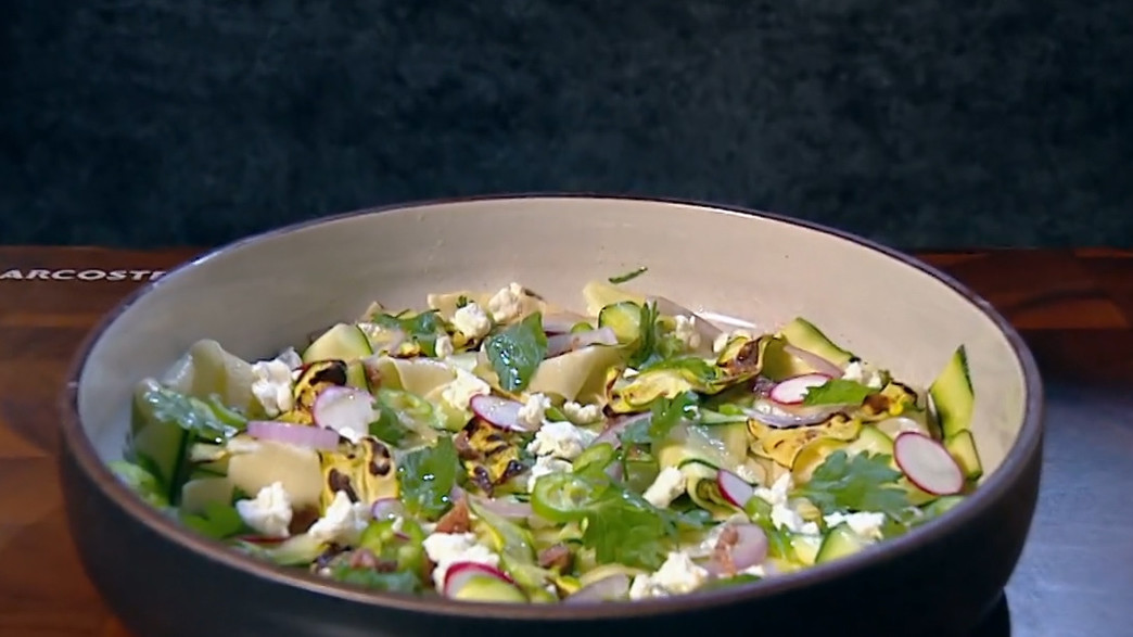 סלט פסטה קר עם קישואים מוחמצים