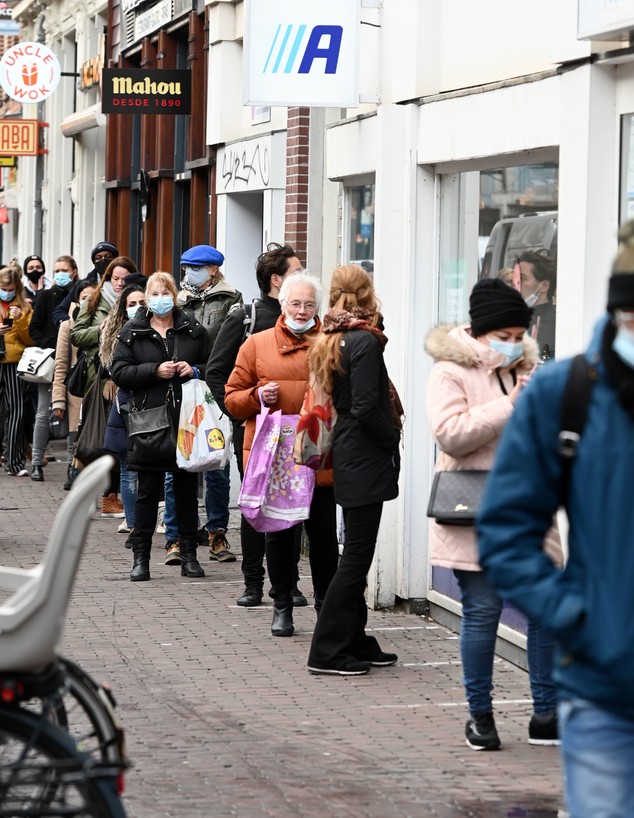הימים שלפני ההגבלות החדשות, הולנד (צילום: EVERT ELZINGA, AFP)