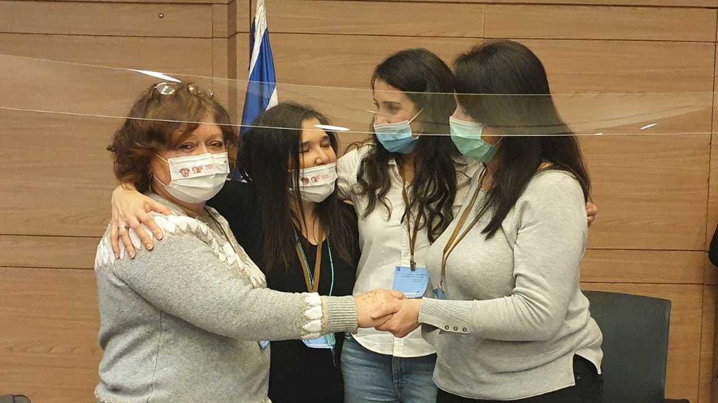 לילי בן עמי ובני משפחתה של שירה איסקוב