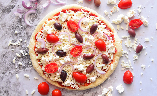 פיצה לפני אפייה