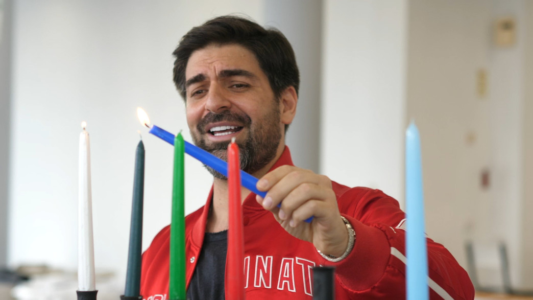 מלאכים בלבן: רותם כהן בהדלקת נרות מלאכים בלבן: רותם כהן בהדלקת נרות