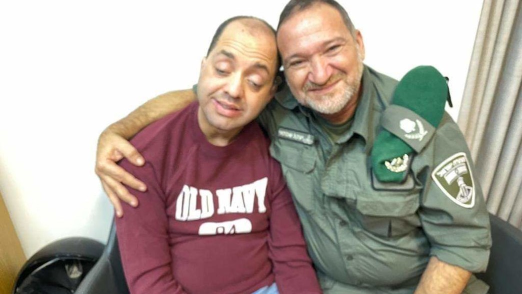 ניצב שבתאי מתנדב בעמותת 'שלוה' ניצב שבתאי מתנדב בעמותת 'שלוה'