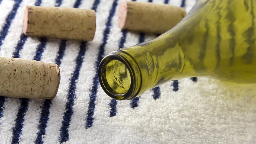 בקבוק יין ריק על מגבת