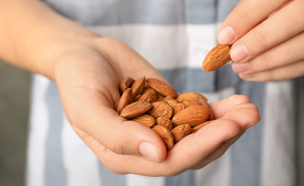 How much almonds should you eat each day?