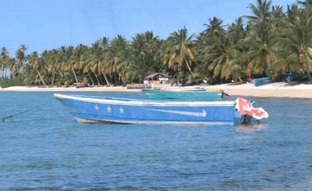 הסירה הנטושה באיי מרשל (צילום: the gurdian)