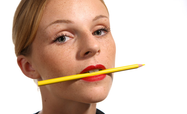 מחזיקה עיפרון בפה (צילום: Schnapps2012, shutterstock)
