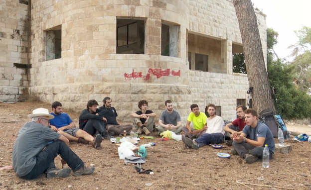 במקום טיולים בחו"ל הולכים על שביל ישראל (צילום: חדשות 12)