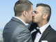 גברים מתנשקים (צילום: Lopolo, Shutterstock)