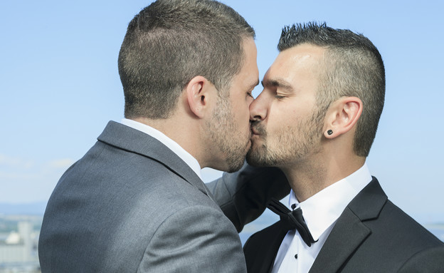 גברים מתנשקים (צילום: Lopolo, Shutterstock)