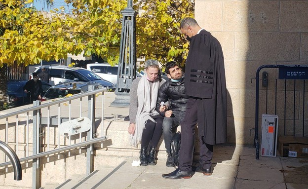 בני הזוג אזולאי ועורך דינם מחוץ לבית המשפט (צילום: המהד)
