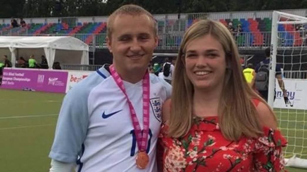 נתן אדג' ובת הזוג ההריונית שלו שמצפים ללידת בנם במאי הקרוב 