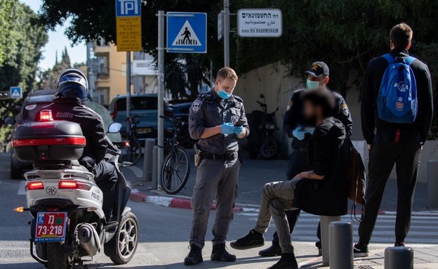 שוטרים אוכפים את הסגר בערב פסח 2020 (צילום: by Guy Prives, Getty Images)