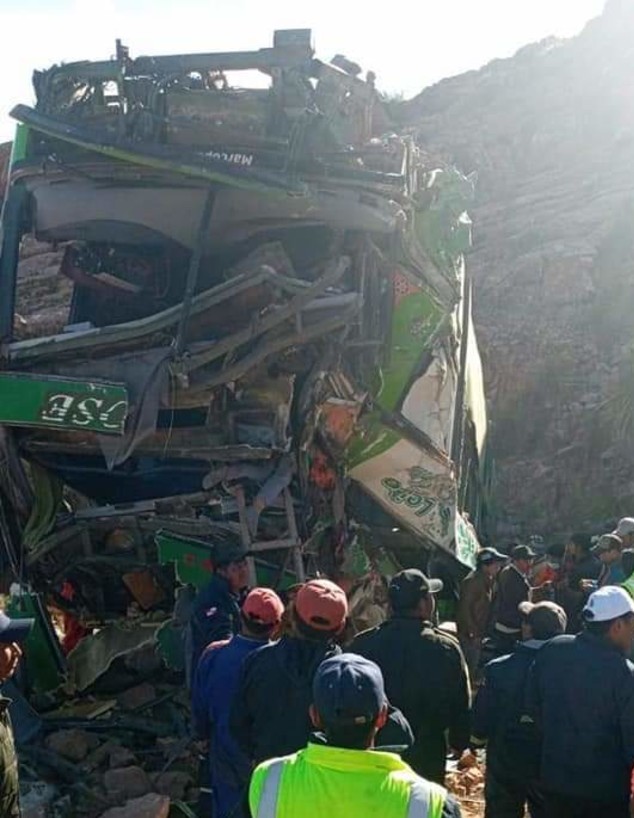 אוטובוס נפל לצוק והתהפך בבוליביה (צילום: Go Comunication Bolivia, twitter)