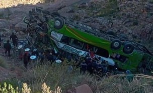 אוטובוס נפל לצוק והתהפך בבוליביה (צילום: Go Comunication Bolivia, twitter)