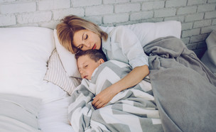 אמא ישנה עם הילד (צילום: shutterstock)
