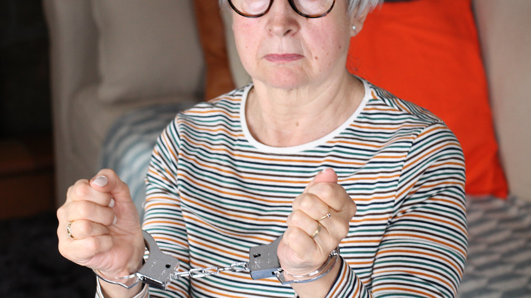 אישה זקנה באזיקים (צילום: AJR_photo | shutterstock)