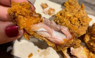 עוף לא מבושל ב-KFC, אנגליה (צילום: Brian D'Arcy
, facebook)