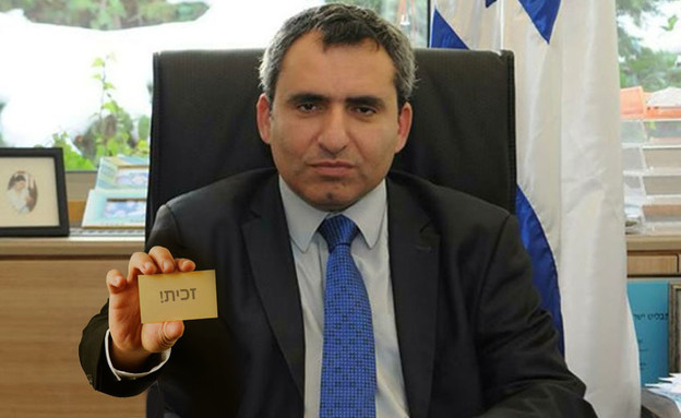 זאב אלקין עם אחד מכרטיסי הזהב (צילום: חדשות  12)