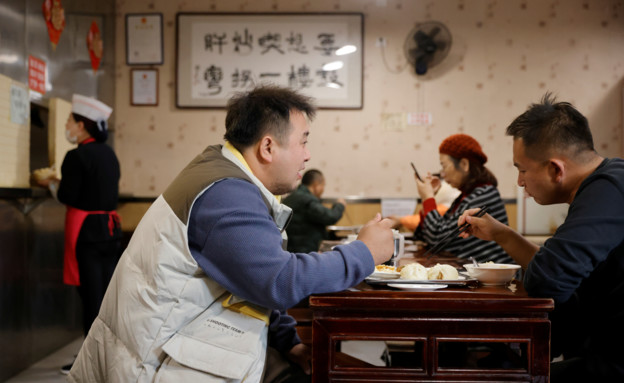 אזרחי סין אוכלים במסעדה בבייג'ינג (צילום: רויטרס)