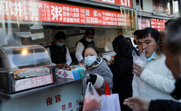 אזרחי סין בתור למסעדה בתקופת הקורונה (צילום: רויטרס)