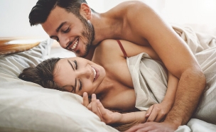 זוג נשים נהנות במיטה (צילום: mahrael-boutros unsplash)