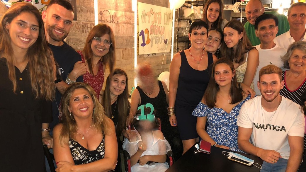 יעל וסבתה חוגגות לה בת מצווה