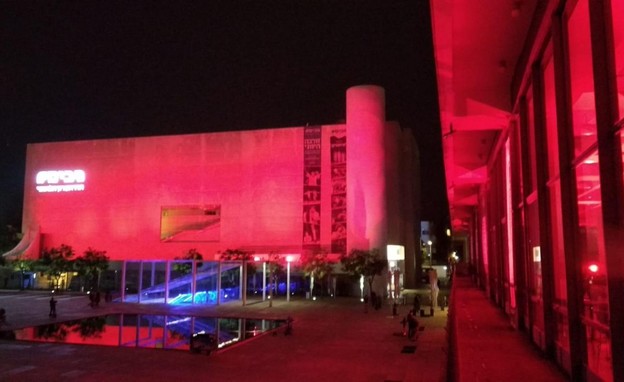 התיאטרון הלאומי הבימה מואר באדום (צילום: צור רונן)