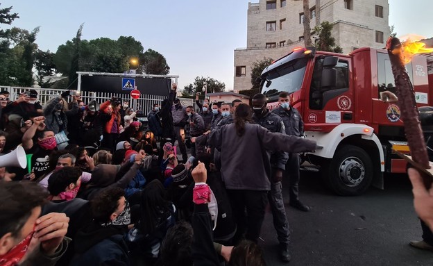 המשטרה מפנה את השטח הסטרילי סביב המעון ממפגינים בה (צילום: n12)