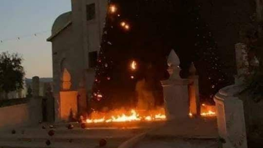 עץ האשוח שהוצת