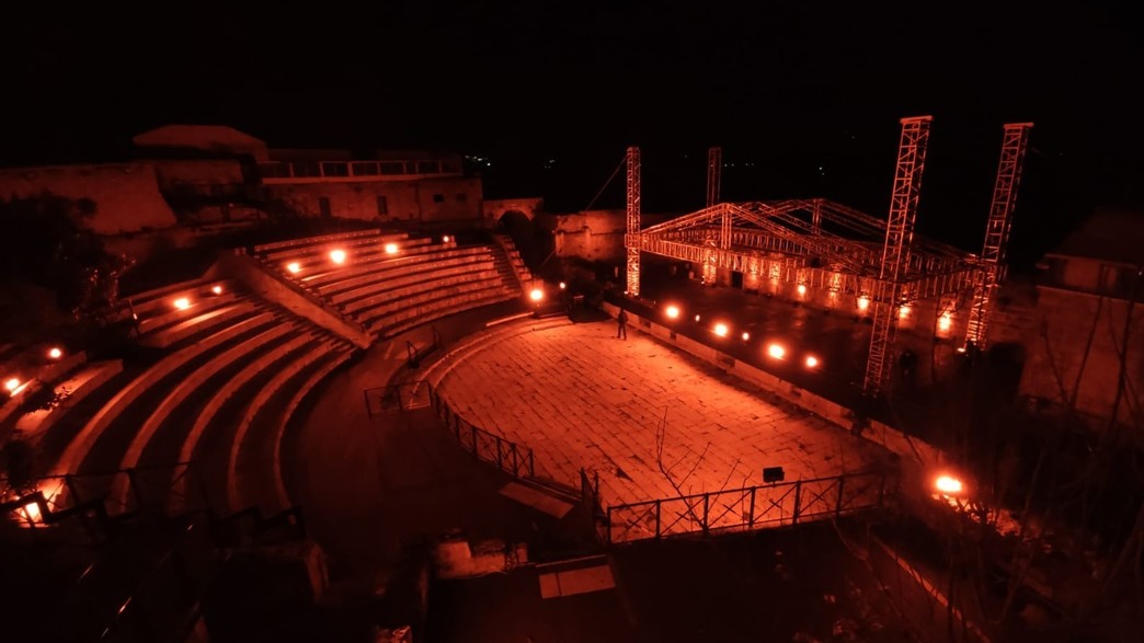 אמפי שוני מואר באדום כמחאה על סגירת עולם התרבות